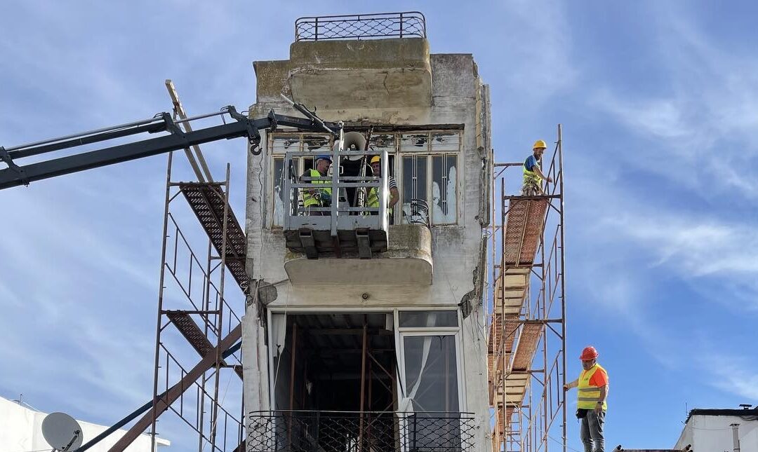 Demolition pf an earthquake-damaged two-storeys building – Arkalochori
